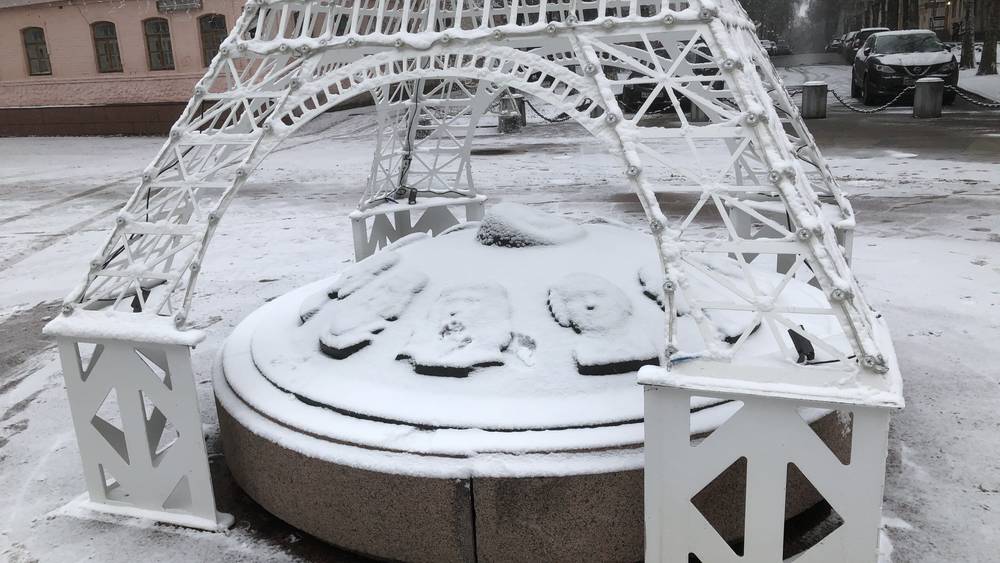 В Брянске вызвала споры инсталляция на памятнике с барельефом Юрия Гагарина