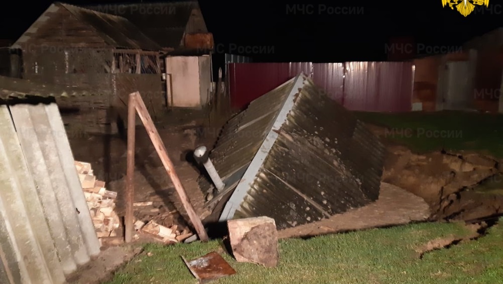 В Брянской области из-за провала грунта эвакуированы жители четырёх домов