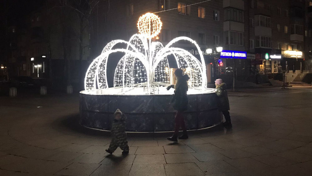 Брянск начали украшать к новогодним праздникам световыми инсталляциями