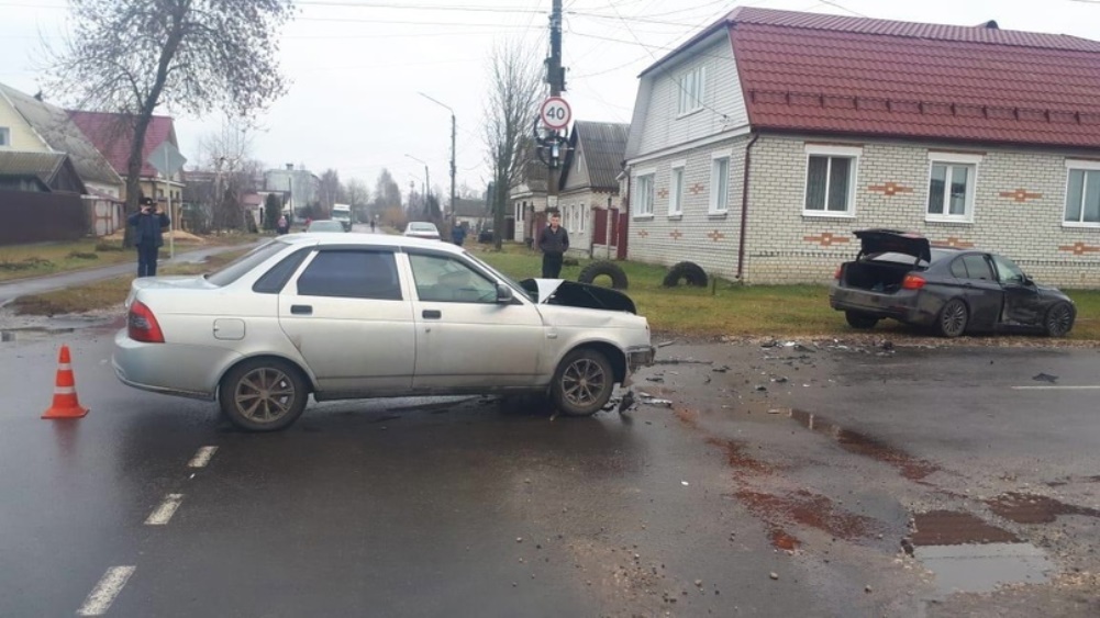 В Карачеве автомобиль ВАЗ с женщиной и двумя детьми попал в ДТП