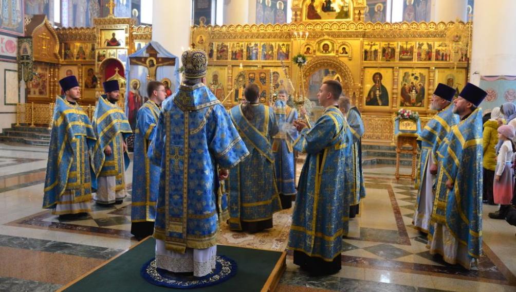 В соборе Брянска совершили литургию в праздник Казанской иконы Божией Матери