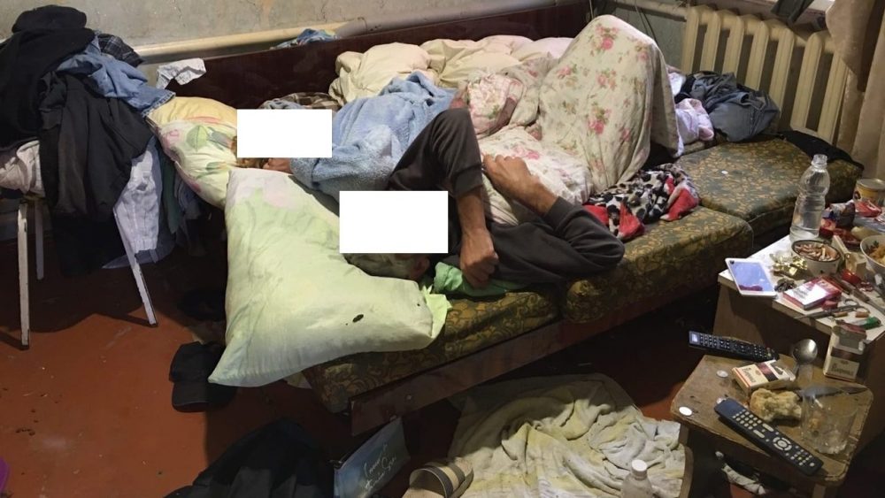 В Брянске неадекватные квартиранты загадили и разгромили чужой дом