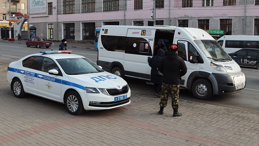 В Брянске полицейские и казаки выявили 171 безмасочника в маршрутках