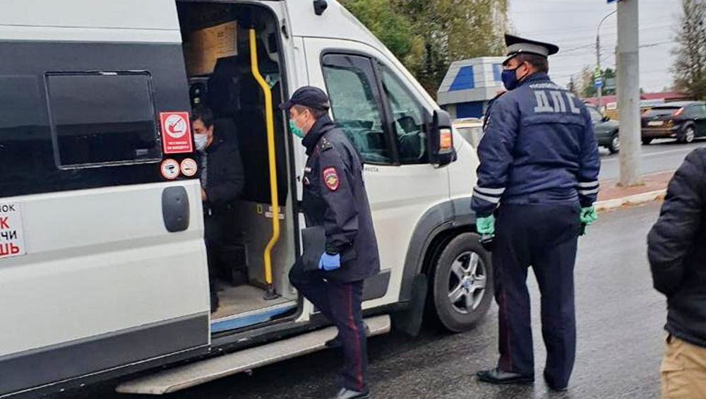 В Брянске в общественном транспорте за выходные поймали 49 безмасочников