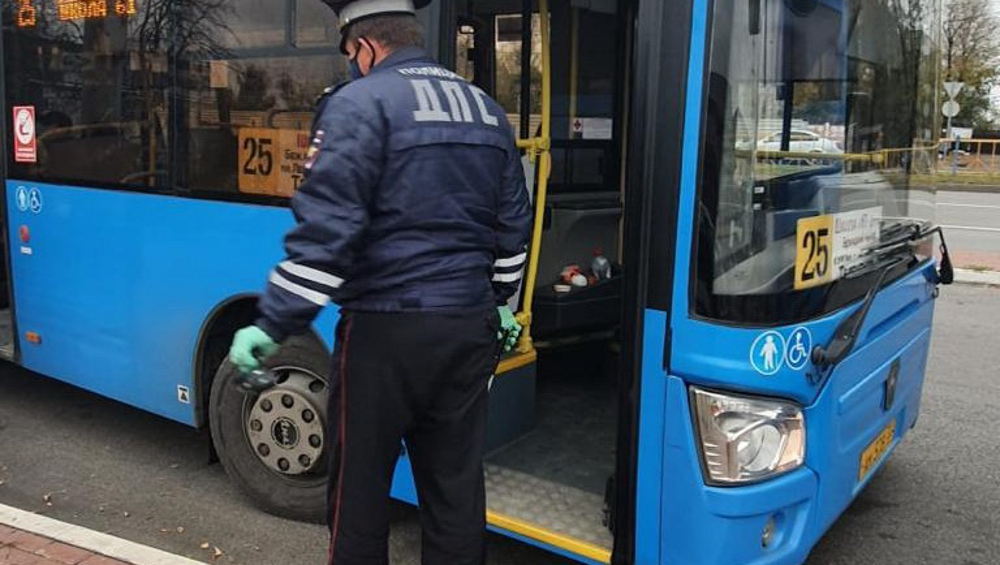 В Брянске в общественном транспорте оштрафовали 49 «безмасочников»