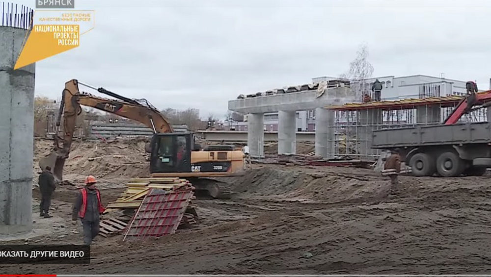 В Брянске в русле Десны началась установка опор для моста на набережной