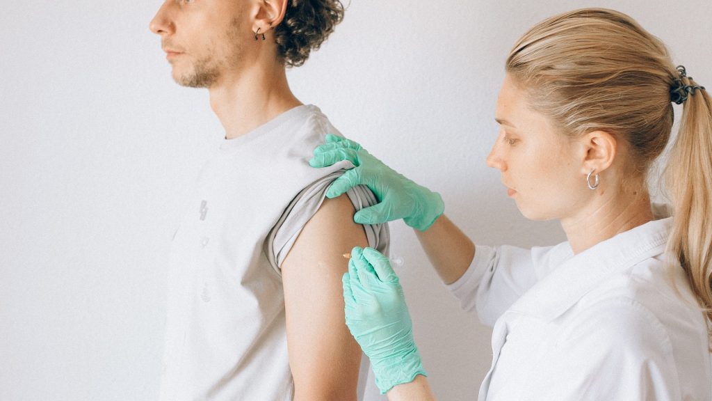 Жителям Брянской области напомнили о необходимости вакцинации от коронавируса