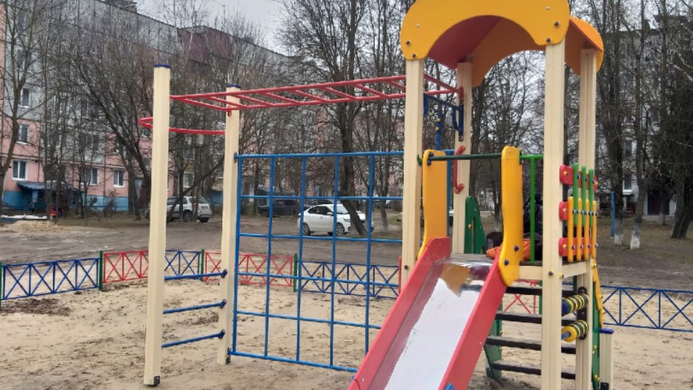 В Дятькове Брянской области построили детскую площадку за 2 млн рублей