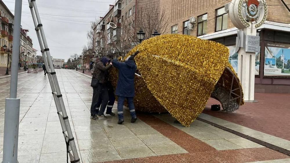 В Брянске ураганный ветер снес новогодние украшения на бульваре Гагарина