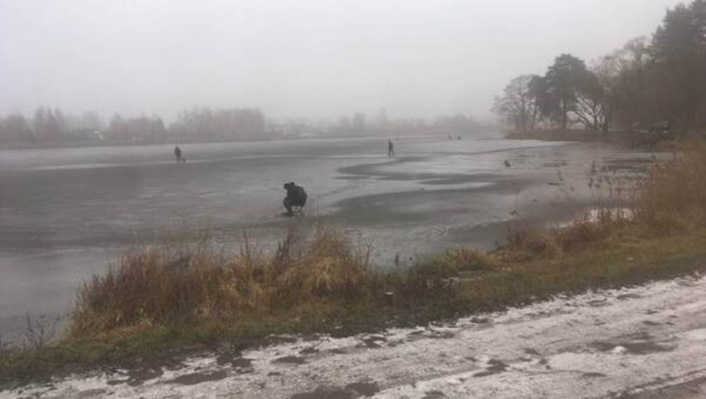 В Брянске беспечные рыбаки вышли на тонкий лёд водоёмов