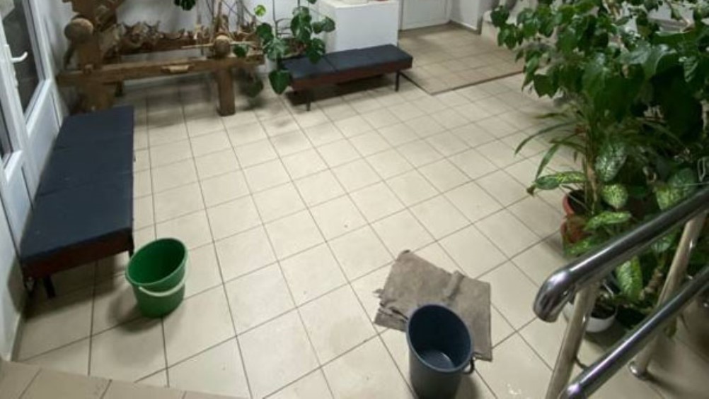 В Брянске рассказали о затоплении коридора детской художественной школы