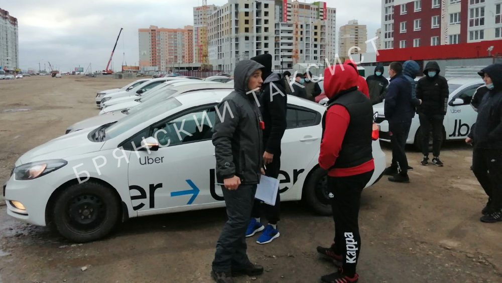 В Брянске водитель назвал забастовку таксистов детским садом и показал доходы