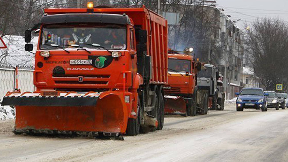 В Брянске для уборки снега с улиц подготовили более 130 машин и тракторов