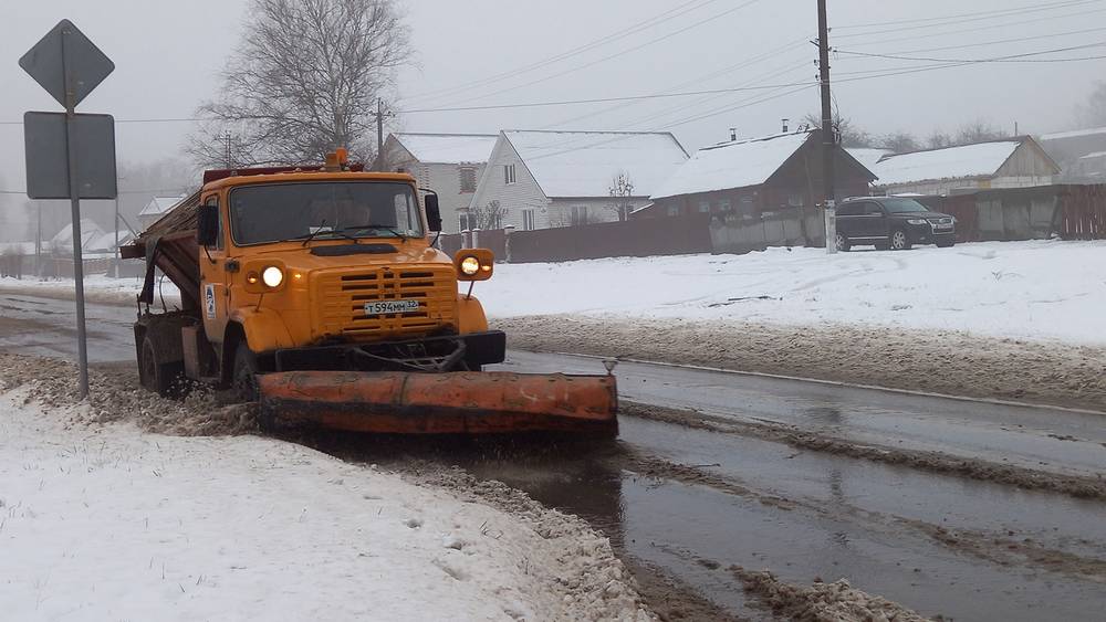 В Брянской области в районах к уборке снега приступили в 4 часа утра