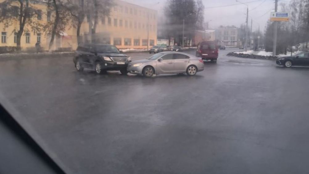В Брянске на проспекте Станке Димитрова из-за светофоров произошли два ДТП
