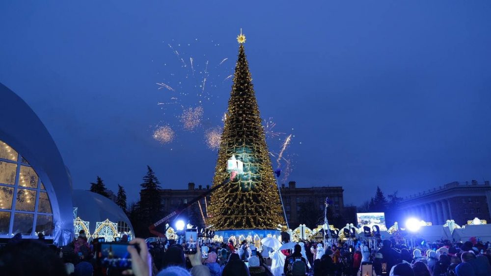 В Белгороде начали устанавливать главную городскую новогоднюю ель