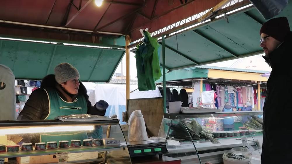 Тетя беглого брянского миллиардера Семиохина осталась мерзнуть с рыбой на рынке
