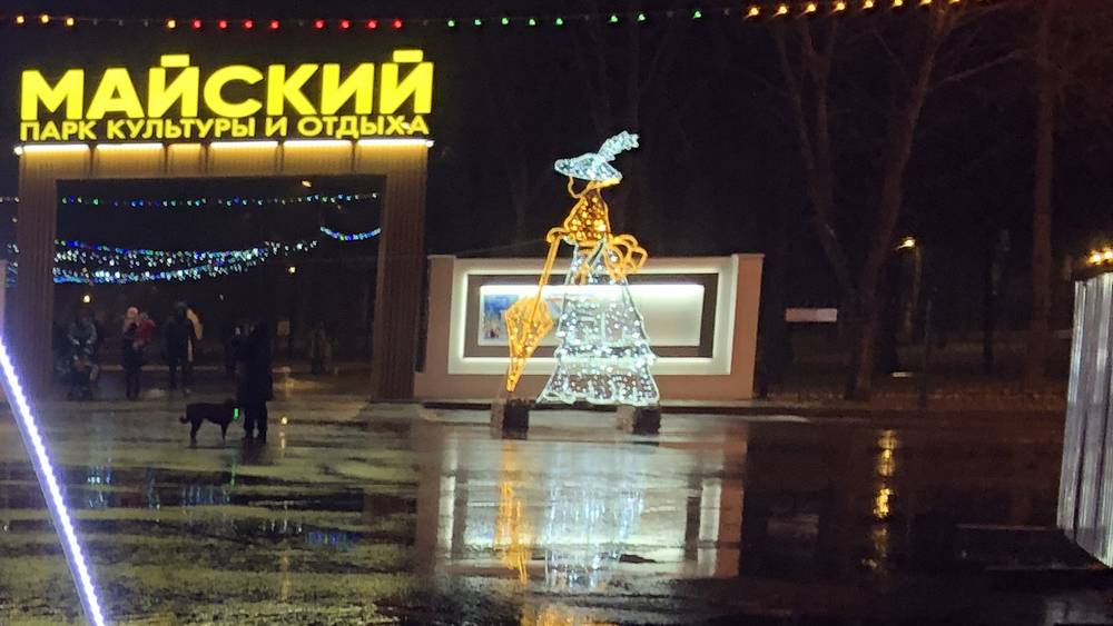 В Брянске площадь у Дворца культуры БМЗ украсили новогодние инсталляции