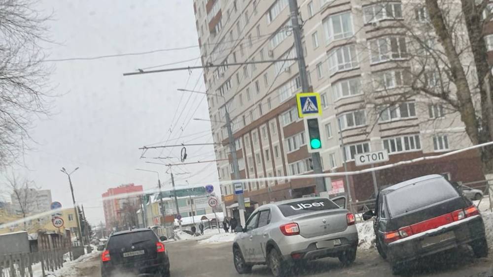 В Брянске на улице Фокина автомобиль вылетел на снежный вал