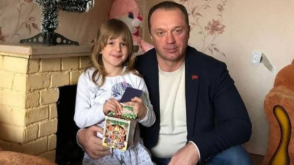 В Брянской области депутат Сергей Антошин вручил детям новогодние подарки