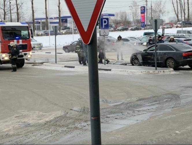 В Брянске на стоянке возле ТРЦ «Аэропарк» загорелся легковой автомобиль