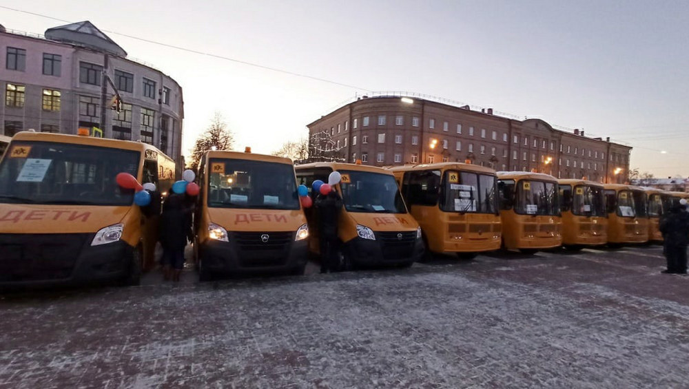 Школам в районах Брянской области передали 32 новых автобуса