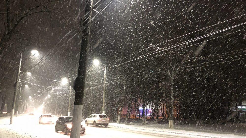 В Брянске коммунальщики с вечера вышли на борьбу со снегом