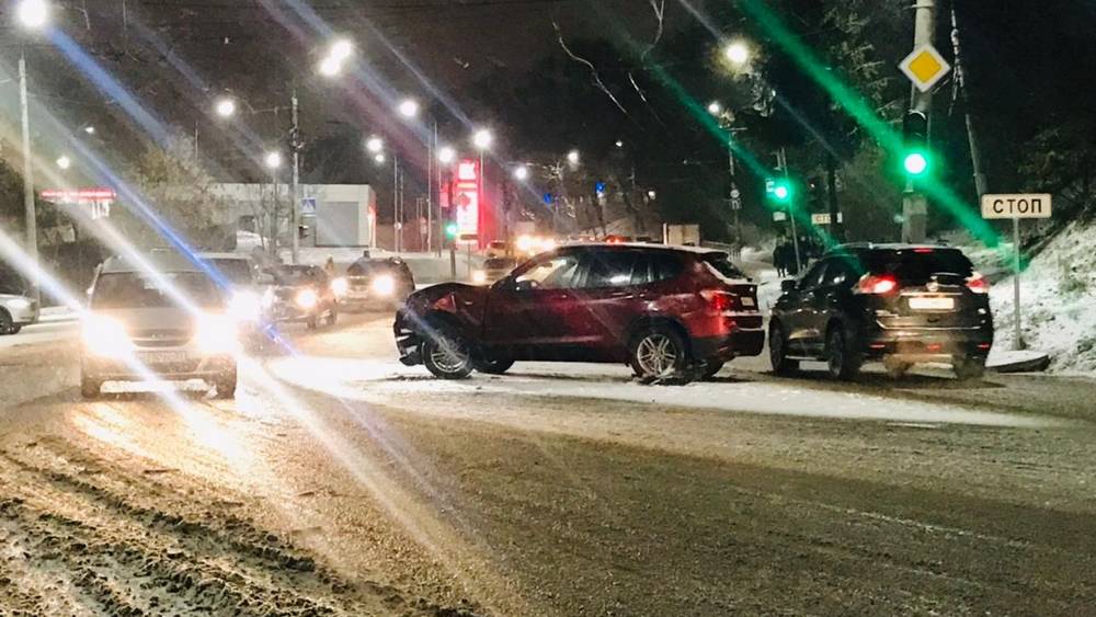 В Брянске у АЗС «Лукойл» на заснеженной дороге разбились два автомобиля