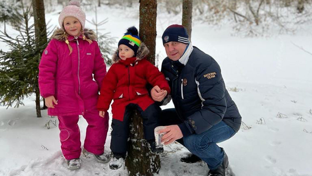 Губернатор Брянской области Богомаз начал встречу Нового года в лесу с внуками