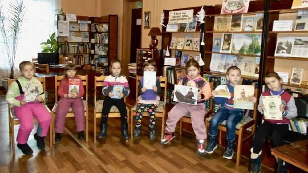 Брасовские библиотекари подготовили для детей выставку «Дедушка Мазай и зайцы»