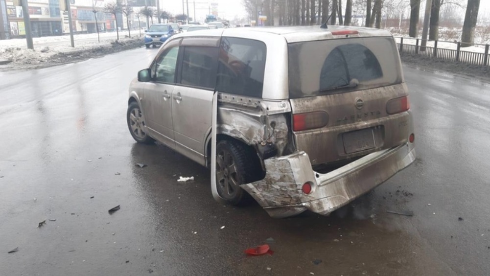 В Брянске на улице Объездной фургон врезался в Nissan – пострадала женщина