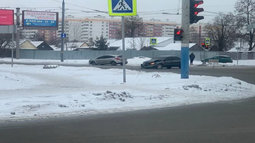 В Брянске возле перекрёстка на улице Литейной столкнулись две легковушки