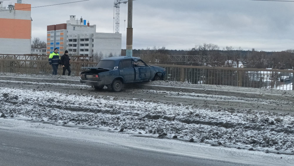 В Брянске в Володарском районе на мосту перевернулся автомобиль ВАЗ