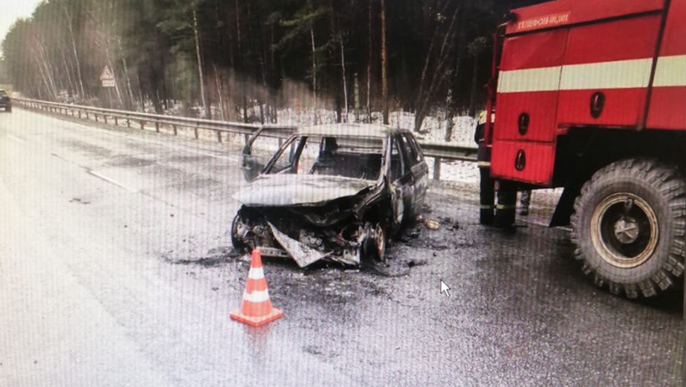 После ДТП на брянской трассе 22-летняя девушка сумела спастись от огня
