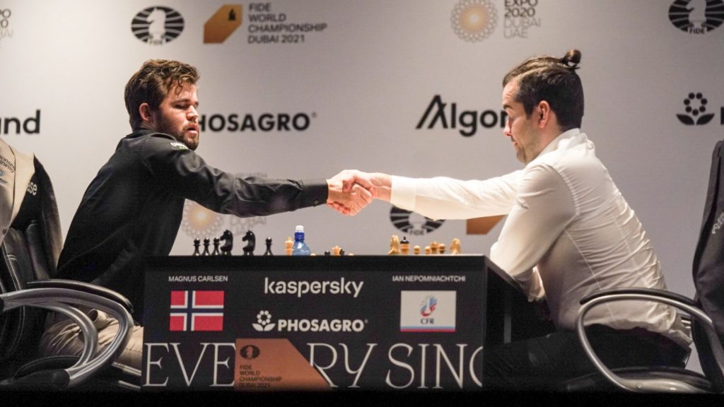 Брянский шахматист Непомнящий сразится с Карлсеном в полуфинале чемпионата мира