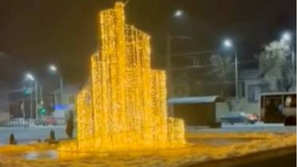 В Брянске Пролетарский сквер украсили светящимся фонтаном высотой 3 метра