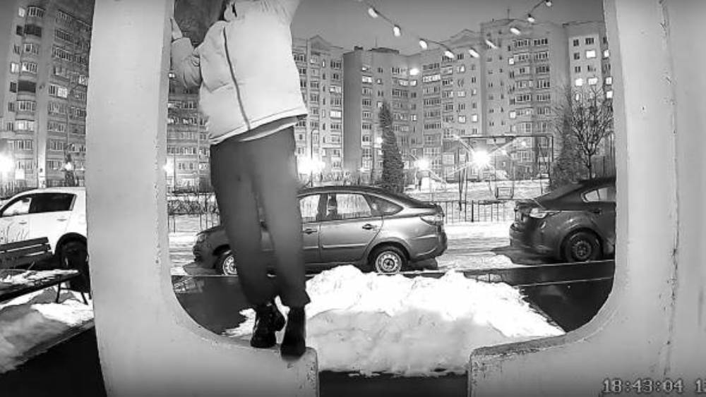 В Брянске подростки сорвали новогодние гирлянды с 5 подъездов многоэтажки