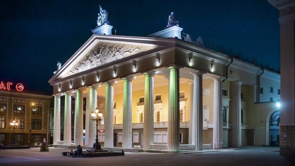 В Брянск с гастролями приедут артисты Мариупольского драматического театра