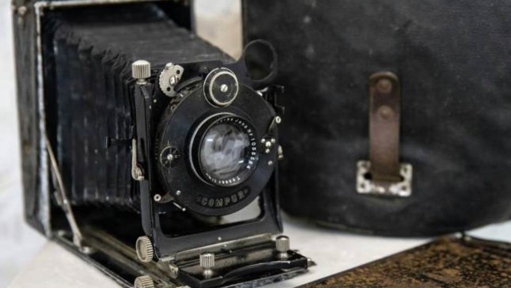 Жительница Клинцов подарила брянскому музею 100-летнюю камеру с фотопластинами