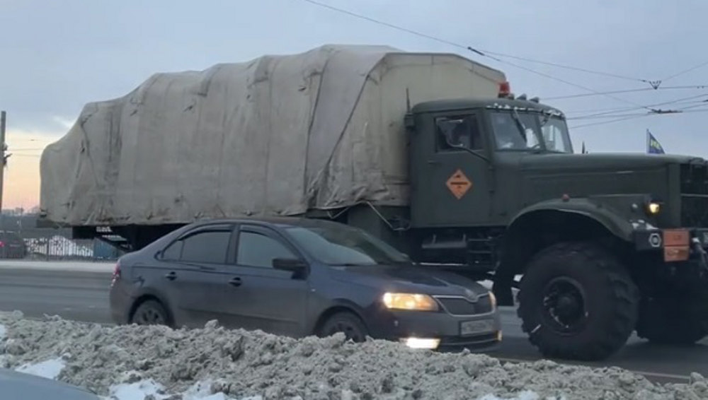В Брянске заметили военную колонну из тяжелых грузовиков с грузами
