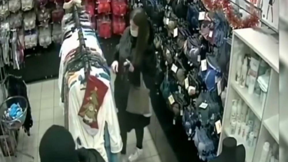 В Брянске дама в норковой шубе украла пеньюар в одном из бутиков