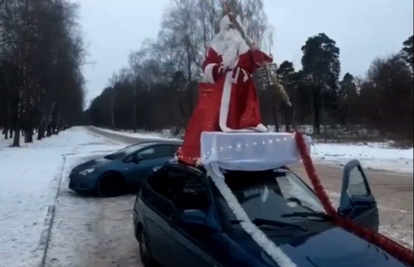 В Клинцах водителя оштрафовали за перевозку на крыше машины Деда Мороза