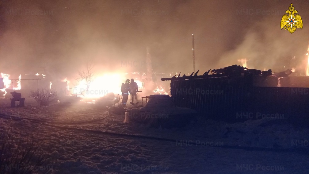 Под Брянском в Малом Полпине произошёл крупный пожар — сгорели два дома