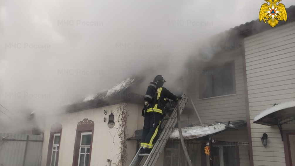 В Брянске в течение часа потушили горевший дом на улице Пугачёва