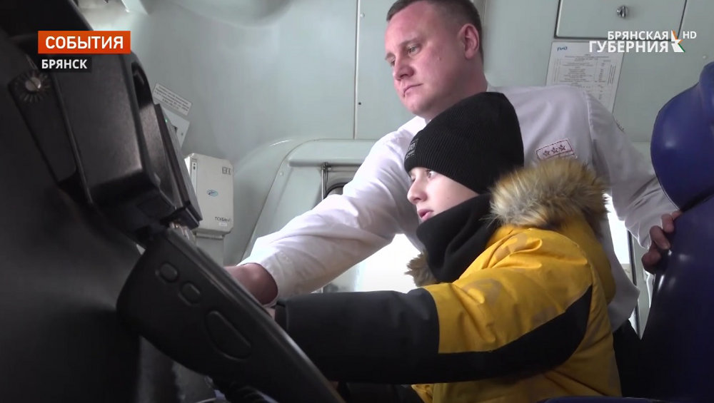 В Брянске железнодорожники прокатили на тепловозе 12-летнего мальчика из Жуковки