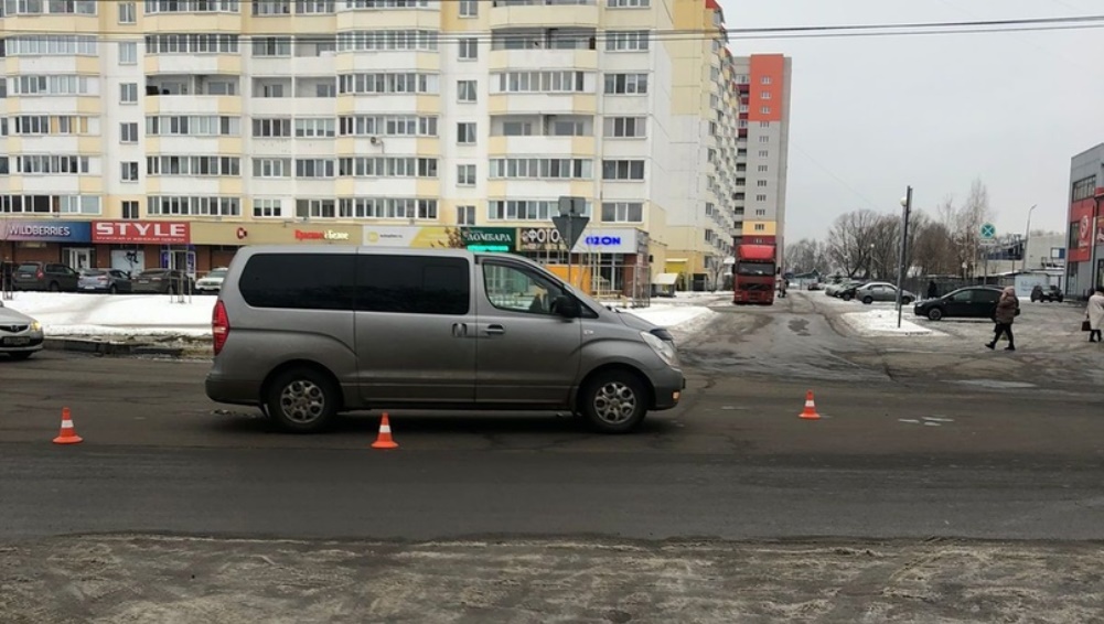 В Брянске возле больницы № 2 пенсионерку сбила женщина на минивэне
