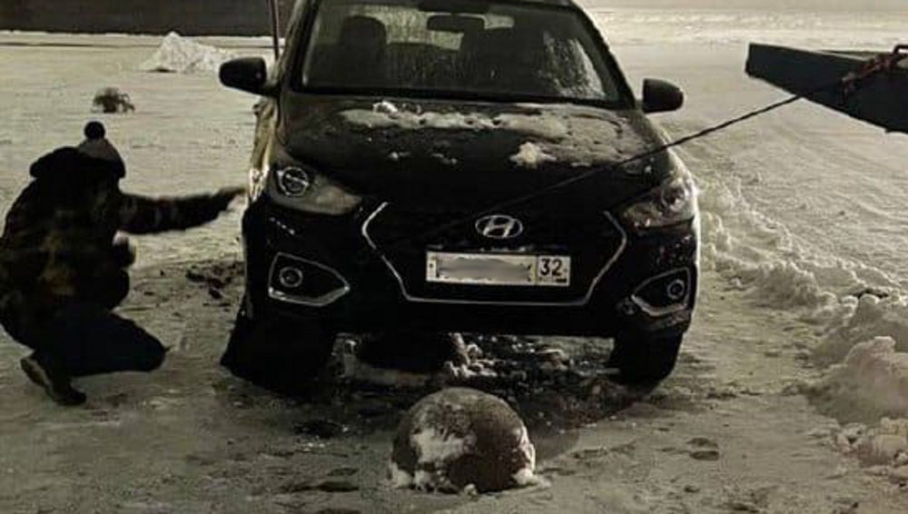 В Брянске у ТРЦ «Аэропарк» водитель Hyundai врезался в бетонную полусферу