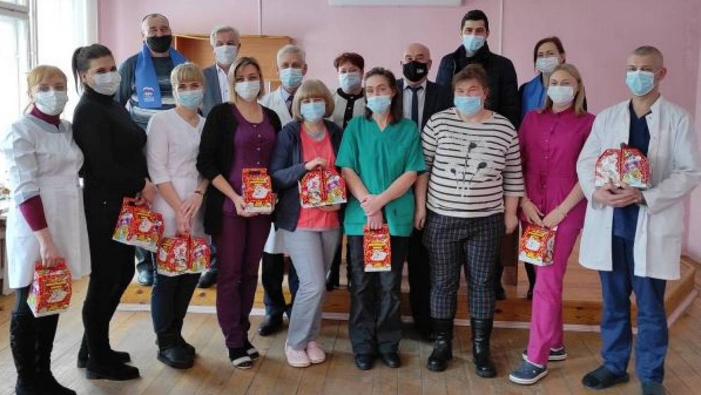 Сельцовские активисты передали сладкие подарки для детей медиков