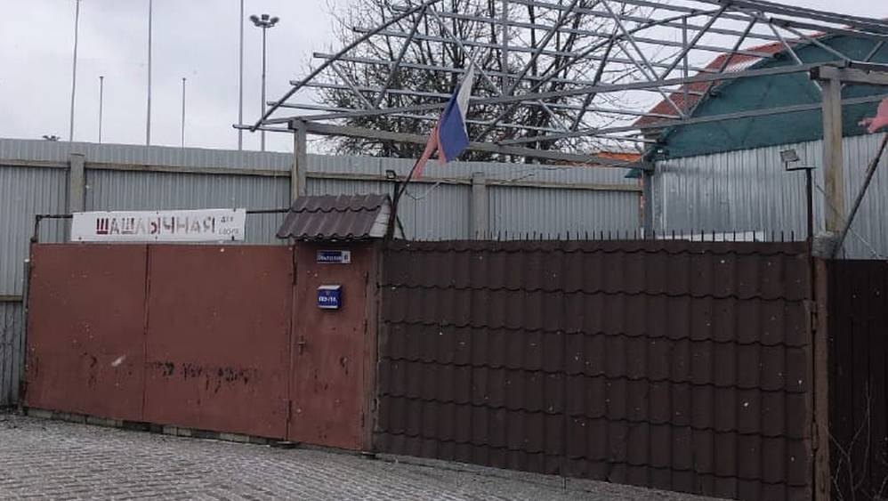 Жители Брянска возмутились непотребным видом флага над шашлычной
