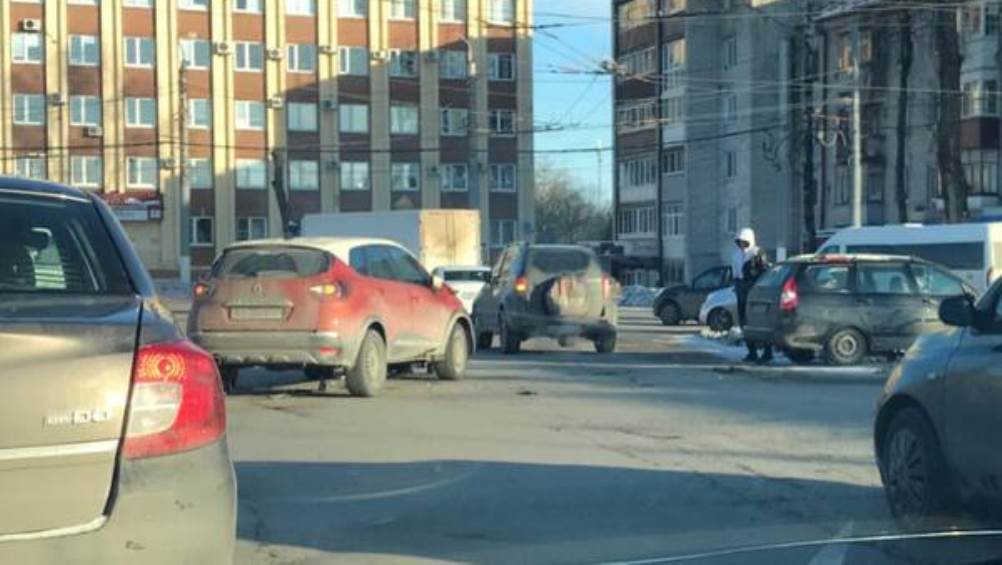 В Брянске на кольцевой развязке у «Полтинника» разбились 2 автомобиля